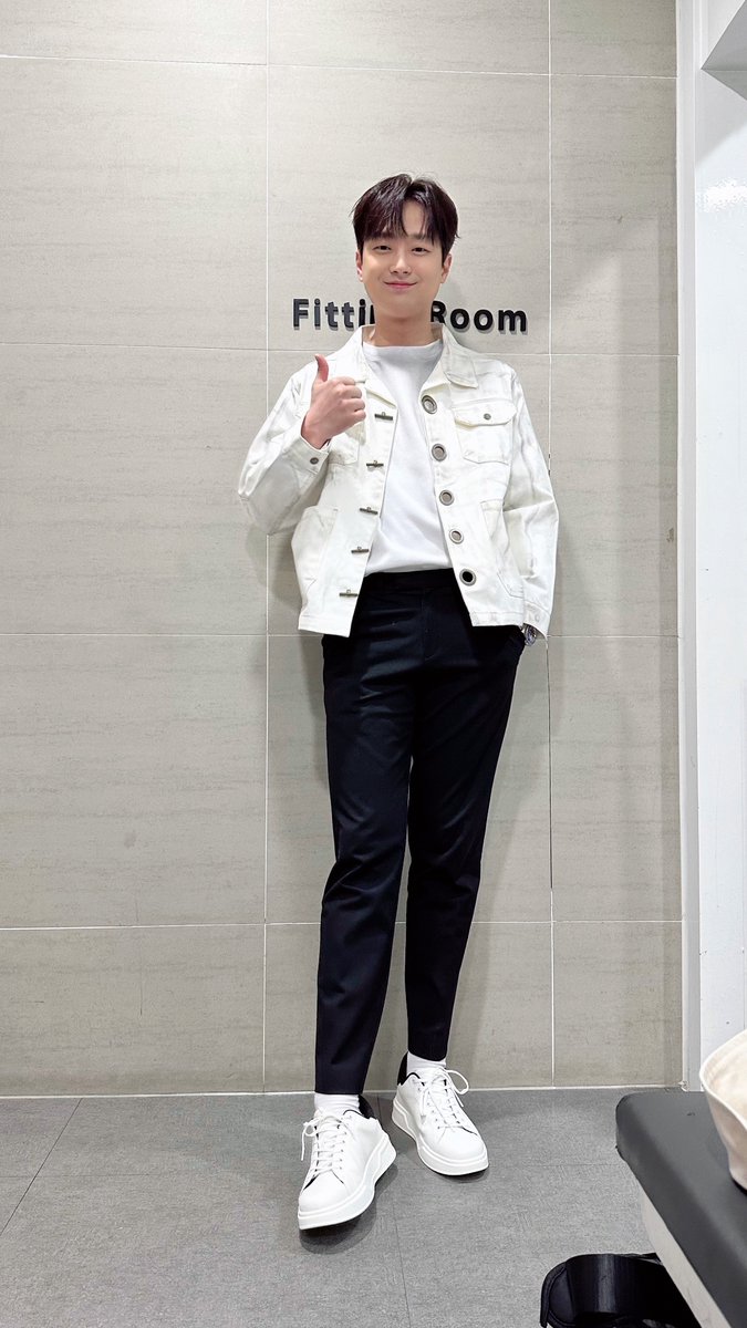 ChanWonOfficial's tweet photo. 📸 찬또그래퍼 📸

토요일은 찬원 MC와 함께하는
<불후의 명곡>의 날인 거,
모두 잊지 않으셨죠?😉

잘생김에 절로 엄지 척!👍🏻이 나오는
찬원을 만나러

모두 오후 6시 10분
KBS2로 모여주세요🥰

#이찬원 #LeeChanWon 
#불후의명곡 
#티엔엔터테인먼트 https://t.co/jXRdRyI3KY