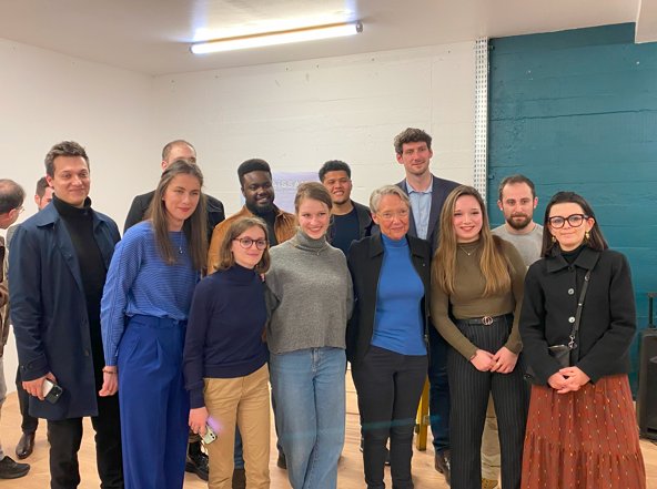 Renaissance_29's tweet photo. Un grand honneur d'accueillir @Elisabeth_Borne à Brest. La Première Ministre est venu à la rencontre des militants.
Un temps convivial et motivant pour les échéances à venir !

Merci 🇪🇺🇨🇵 https://t.co/uGXmAZi1Pa