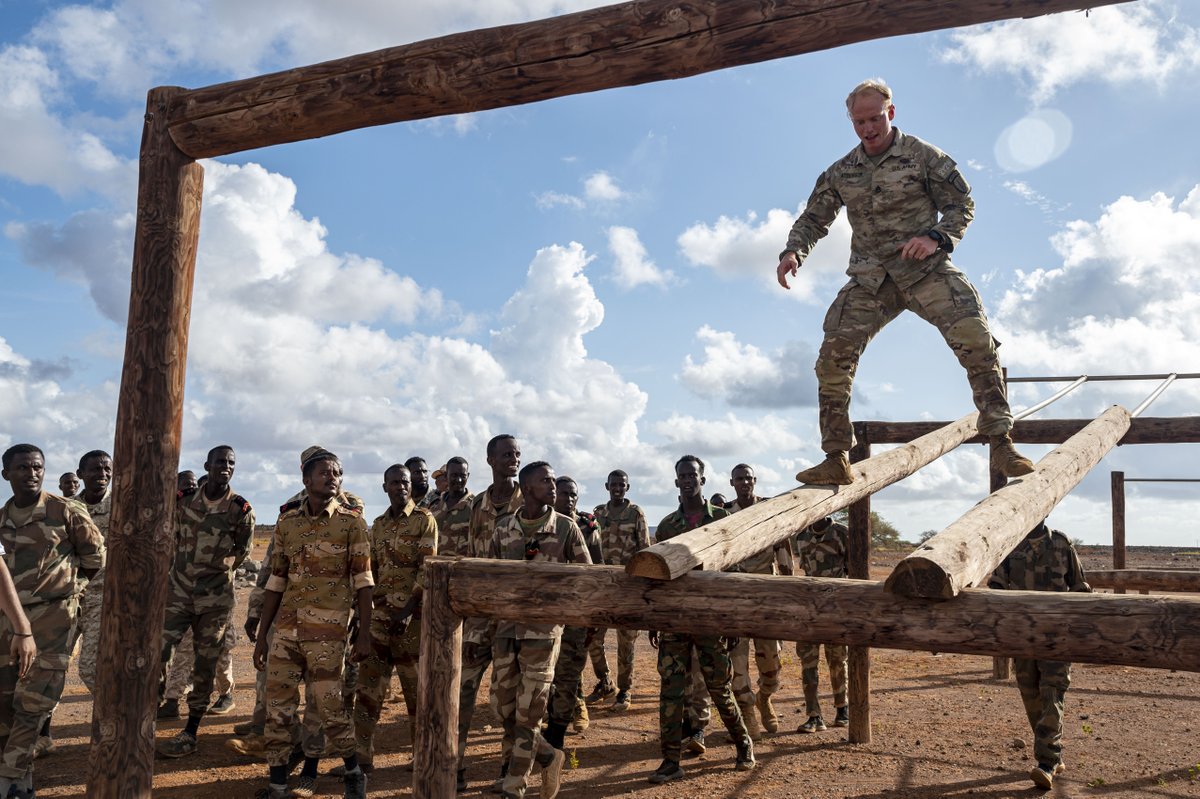 #SFABSaturday 🇿🇦 @USArmy SSG Johnathon Attkisson, 2nd Security Force Assistance Brigade (SFAB) medic, demonstrates proper techniques for the obstacle course to the Djiboutian Rapid Intervention Battalion in Djibouti, May 25, 2023.