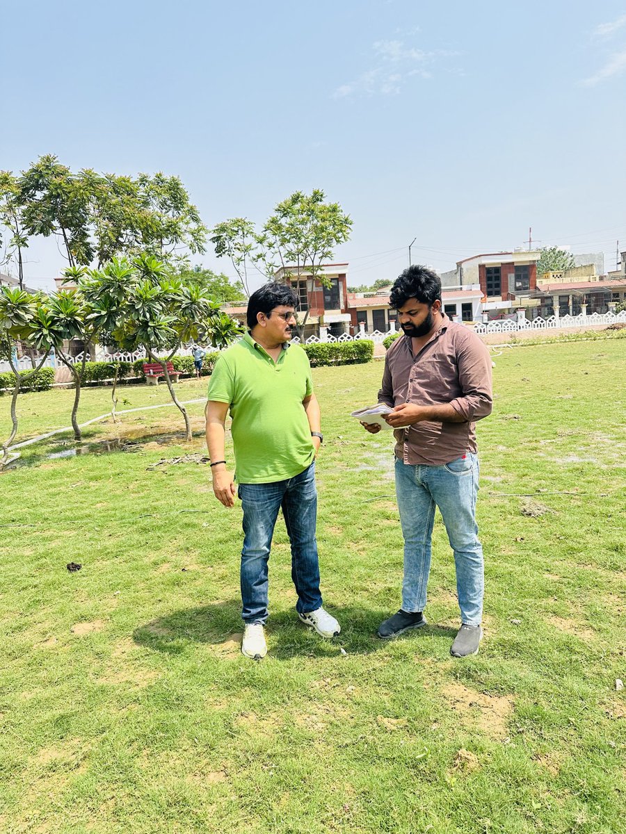 कमेंट करना आसान है एक बार इस धूप में निकलकर देखिए , नई नई घास लगायी गई है पानी लगाया जा रहा है बरसात आने तक यह बहुत ही अच्छी हो जाएगी