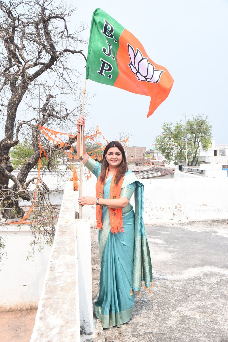 हर घर ध्वज लहरा दो फिर से कमल खिला दो आज @BJP4CGState के नेतृत्व में घर-घर झंडा अभियान के तहत निज निवास ग्राम रणवीरपुर एवं विधायक कार्यालय में कमल ध्वज फहराया। देश व प्रदेश के उज्ज्वल कल के लिए भारतीय जनता पार्टी के इस अभियान से जुड़कर आप भी अपने-अपने घरों में कमल ध्वज फहराएं…