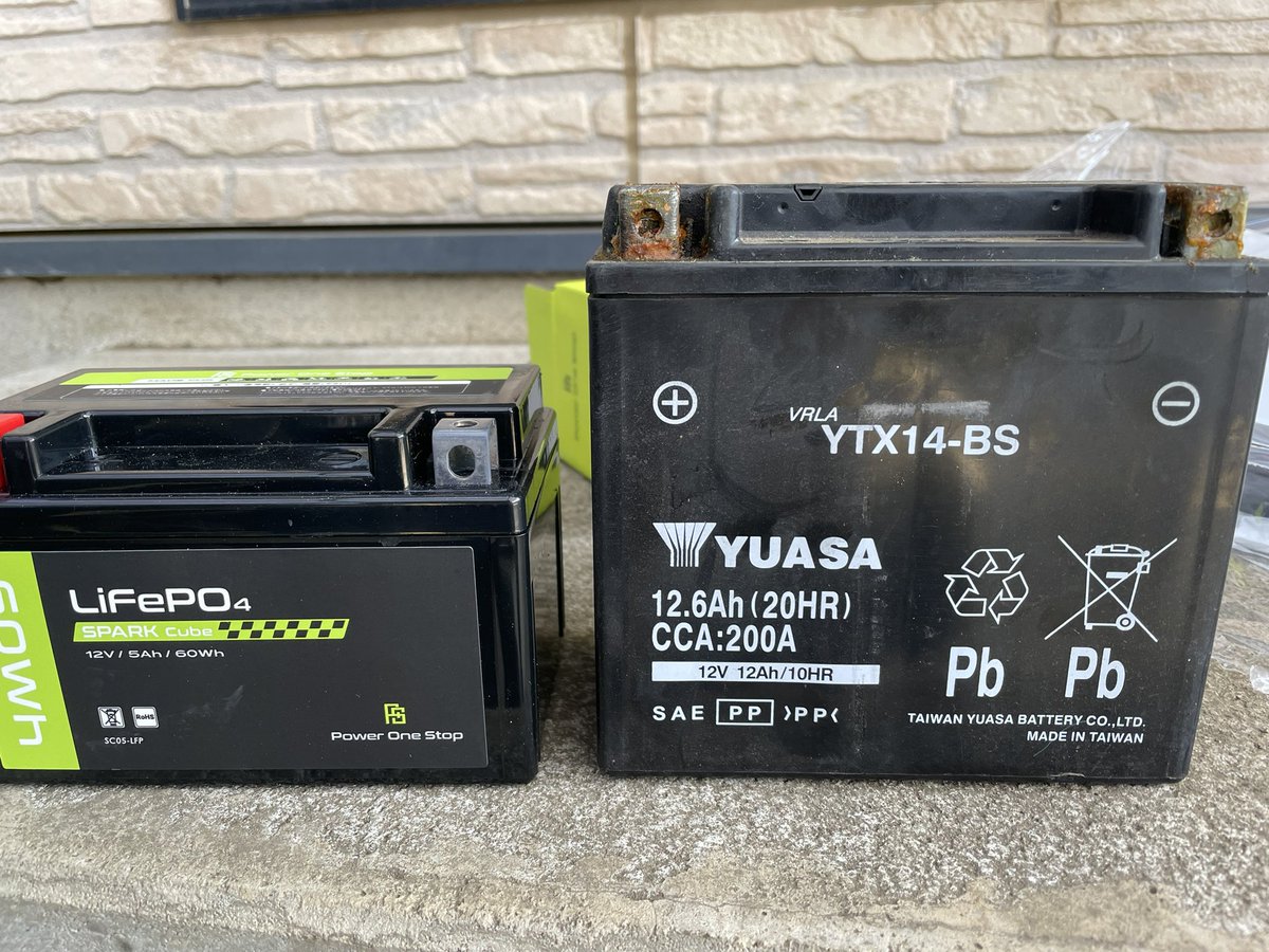 zrx_sakamoto's tweet image. 2月に止まっていらい不動車で先日のサイクルショーでバッテリーを購入し、本日交換いたしました。
約1ヵ月半ぶりなのに、交換後はすんなりエンジン始動！
来週日曜は雨さえ降らなければ袖ヶ浦までツーリングしてみようと思ってます。

#パワーワンストップ
#キャブ車