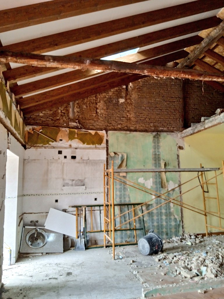 GiovanniOlcese's tweet photo. @AyuntamientoVLL @OigaEstudio @cubacolabora Estas semanas previas a las lluvias hemos rehabilitado la  cubierta, sustituyendo algunas vigas en mal estado y colocando un panel Sandwich de 12cm de espesor, lamina impermeable y la teja recuperada sobre doble rastrel, de esta forma ventila en verano. Gracias a @trcestructuras https://t.co/3m1W7cvtLH