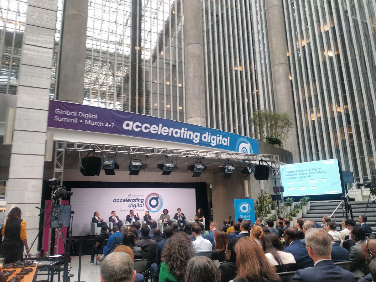 Proud to showcase HanuAI at World Bank in DC. RoadAthena shines as HanuAI's star, decoding road anomalies with input from authorities. Thanks to World Bank for a successful event.
#wbgdigitalsummit #InternationalRoadFederation
#CentralRoadResearchInstitute
#STPI  
#RoadAthena