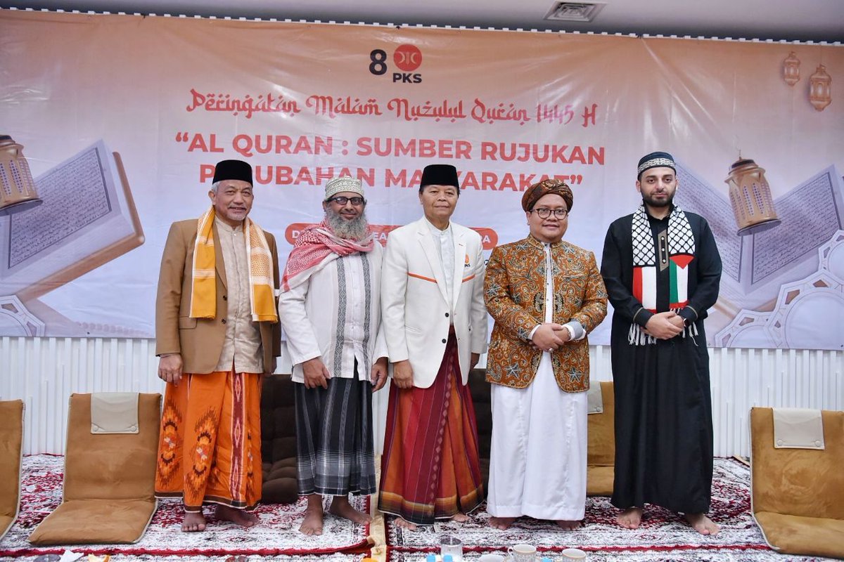 Peringatan Malam Nuzulul Qur'an, Presiden PKS: Hidupkan Akhlak Al Qur'an di Mana Pun Berada 'Bukan hanya pada saat malam hari ini tapi saat di tempat kerja kita, di pasar, di kantor, kita senantiasa menghidupkan akhlak Al Qur'an,' ~@syaikhu_ahmad buff.ly/3U7GXGx