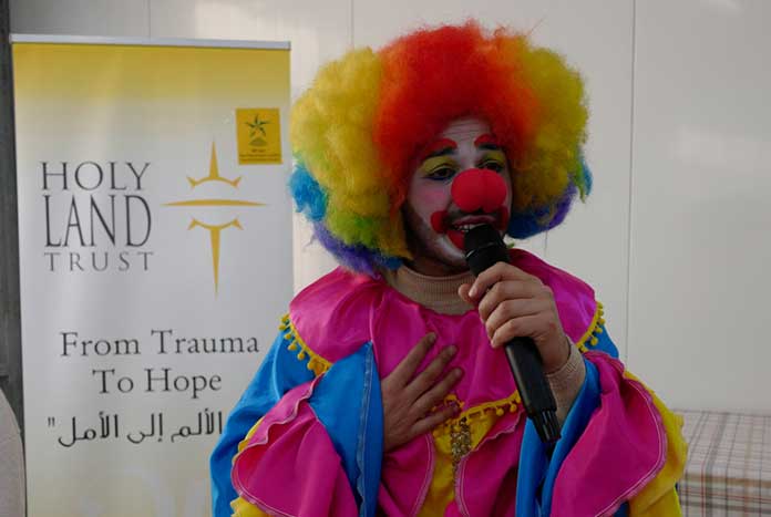 SOS Children Villages recently evacuated 80 children from #Gaza. Our partner, @holylandtrust in #Bethlehem, organised a Maundy Thursday educational comedy theatre and clown show to welcome them and bring some smiles and laughter to these traumatised children’s faces. #WeDoHope