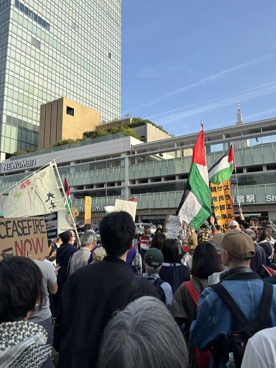 reseednow_green's tweet photo. 仕事終わりに新宿円周ラッピングデモへ🏃‍♀️16時過ぎていますがスピーチとコールは続いています。
直ちに停戦！虐殺止めろ！

#0330パレスチナ土地の日全国一斉行動 
#FreePalestine 🇵🇸
#StopTheGenocideInGaza 
#FreeIrisProject 🌷 https://t.co/MMQVzGKME9