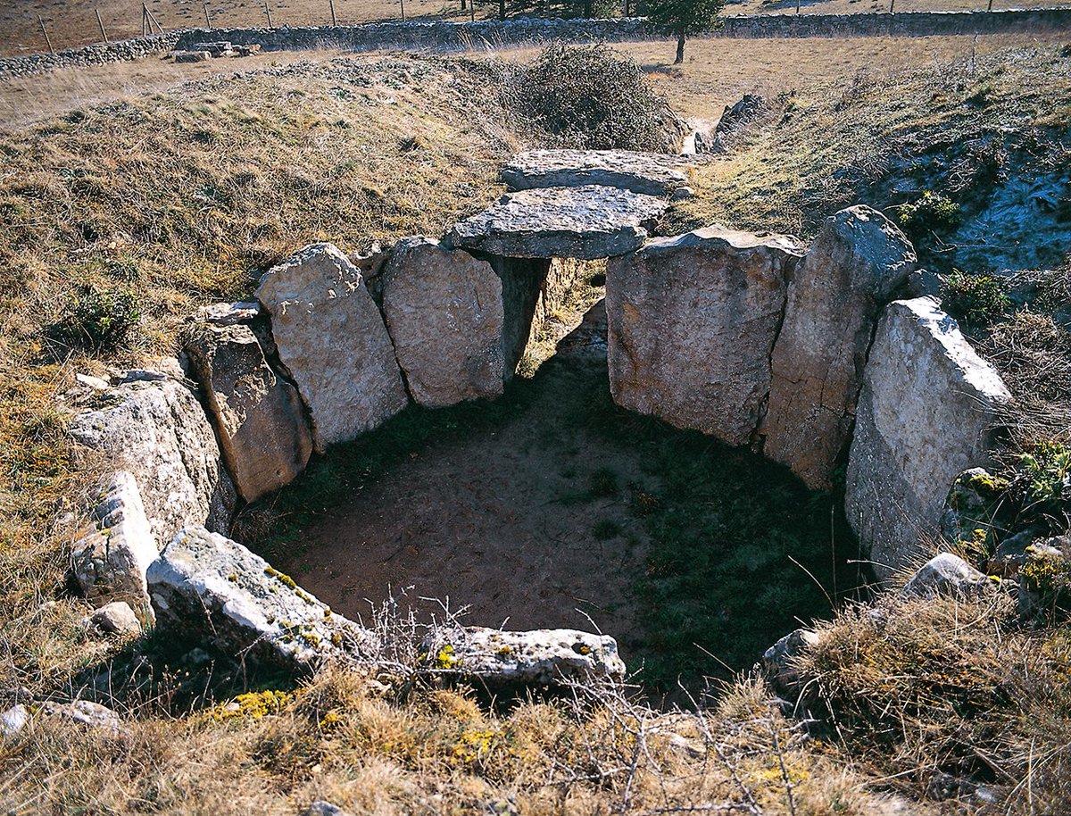 DOLMEN EL MORECO El aire enigmático que desde siempre ha envuelto al #dolmen de El Moreco, en Huidobro #Burgos, convirtieron el lugar en un foco de mágicas y populares leyendas. La más curiosa y difundida era la de su poder para combatir la impotencia masculina.