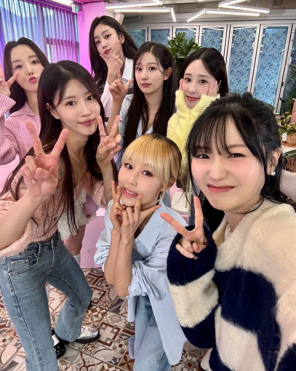 leobdungi's tweet photo. It’s almost two years since lovelyz group selca. Jiwoo please comeback so we can have Lovelyz8 selca soooon! https://t.co/hDdAjHk5u1