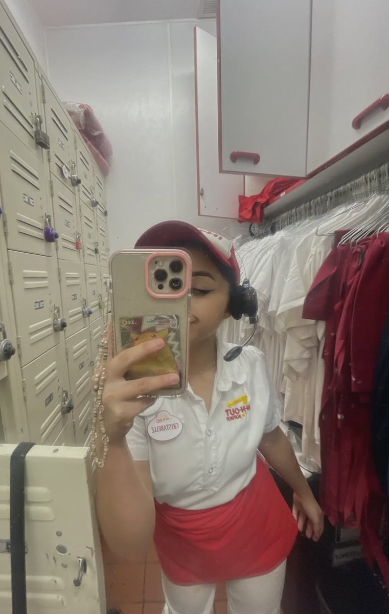 cristtaa_'s tweet photo. work crista vs daily crista 🙈 https://t.co/wPY67YmiRV