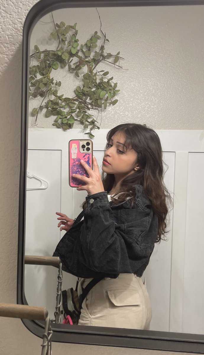 cristtaa_'s tweet photo. work crista vs daily crista 🙈 https://t.co/wPY67YmiRV