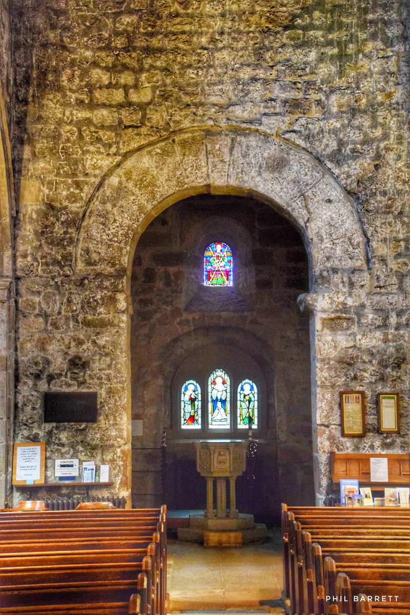 Couldn't resist this picture of the light of the west windows of St. Andrew's church, Corbridge, streaming through the complete #Roman arch taken from the adjacent Roman town of Corstopitum. #RomanSiteSaturday