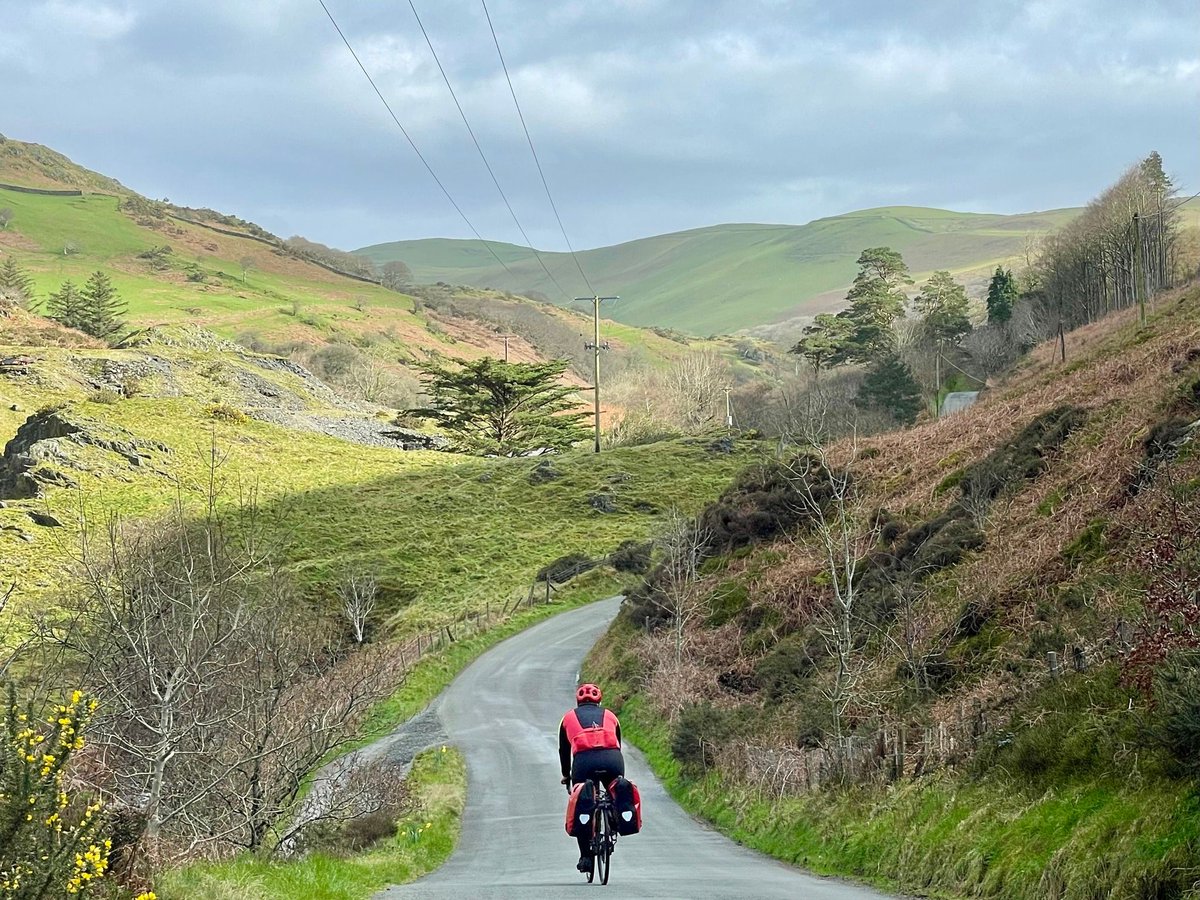 Are you getting out onto the National Cycle Network this bank holiday? Let us know where in the comments 🤩 👇 📸 Thank you to Andrew Seeds for sharing this gorgeous shot taken along NCN Route 8 in Wales, also known as Lôn Las Cymru.