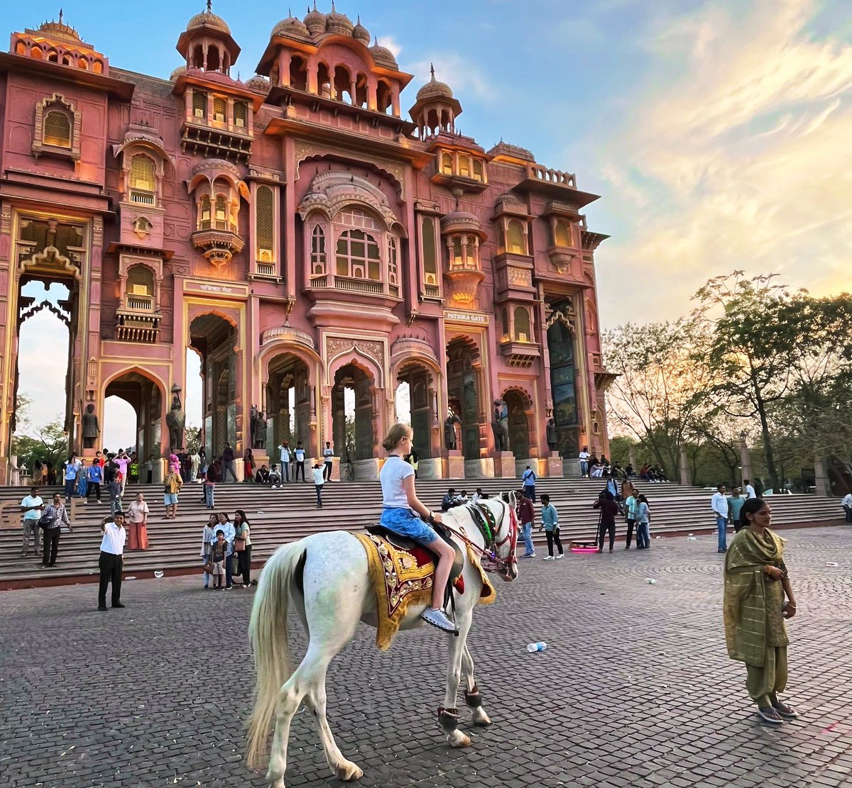 Erin continues her Indian search for a pony 😂🙈 Her latest stop…..Patrika Gate, Jaipur. #charlieappleby