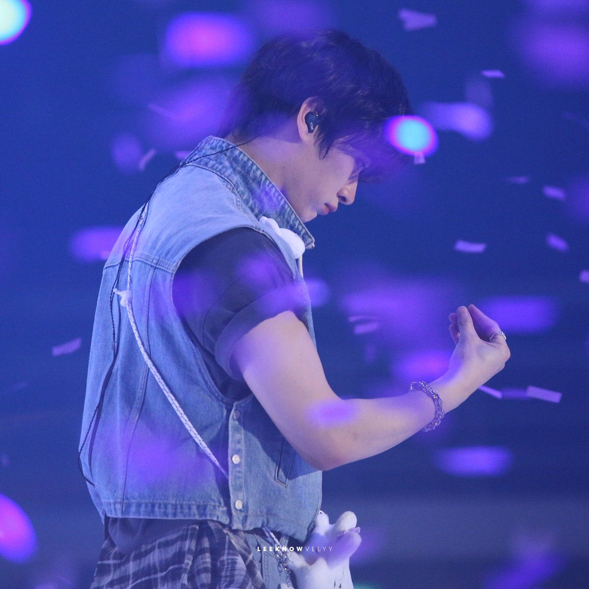 240330 #leeknow #리노 꽃가루 잡기 실패했나봥ㅋㅋㅋㅋㅋ