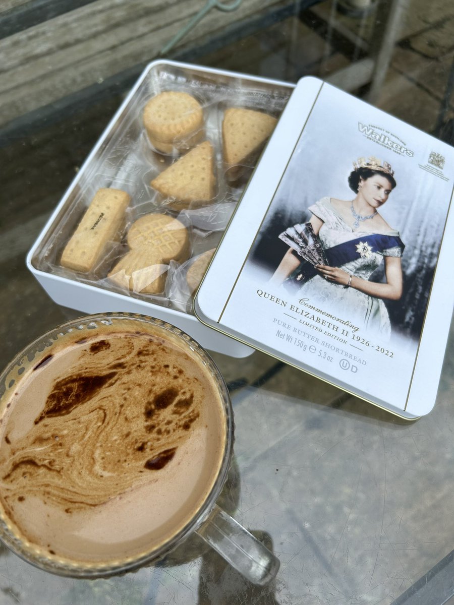 katefbaker's tweet image. Daughter returned from a trip to Scotland - which included a visit to Balmoral - bearing a gift of shortbread. I think I’m meant to share it. I won’t be sharing it. 

#shortbread