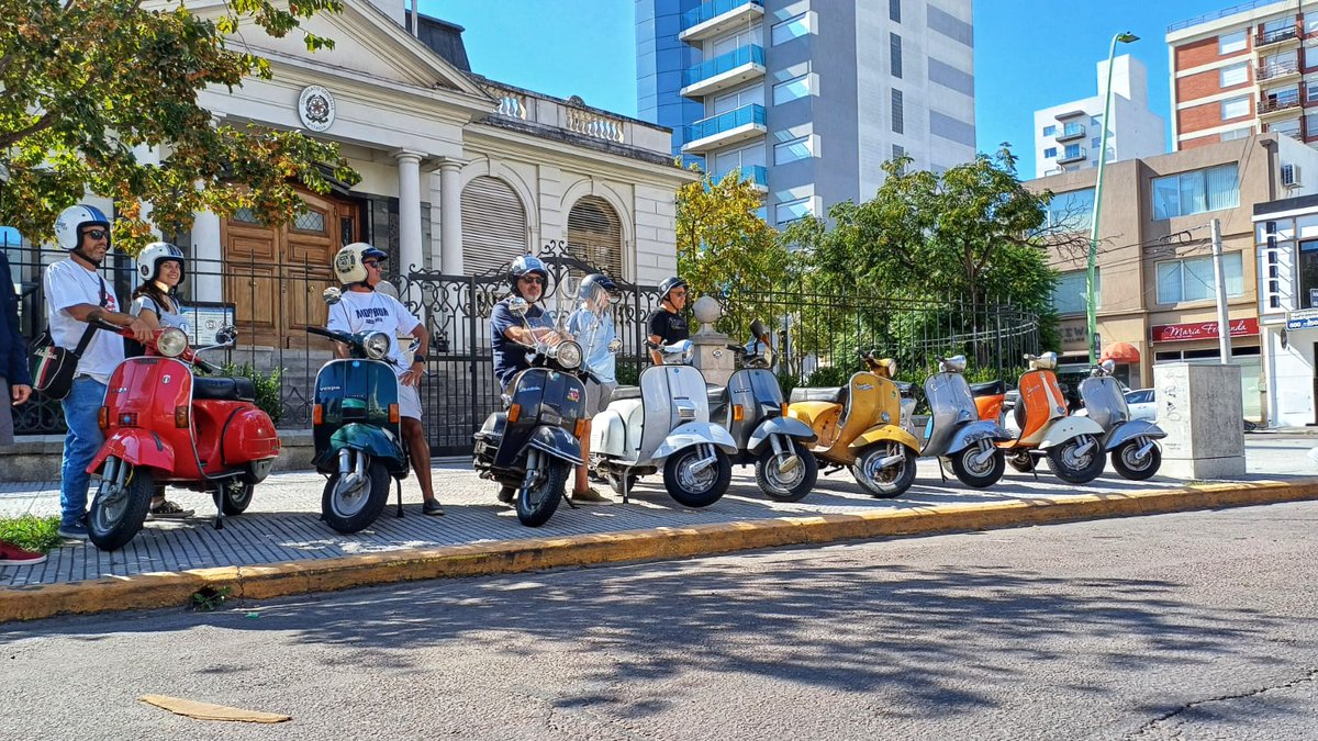 #Vespa 🛵, símbolo de Italia🇮🇹, amada en todo el mundo. En estas semanas se celebra el 'design' italiano.  Así comenzó la amistad entre el Consulado General y el Vespa Club de #BahíaBlanca. Síguenos, ¡habrá más sorpresas!
@ItalyMFA @ItalyinARG #italianinelmondo #italianiallestero