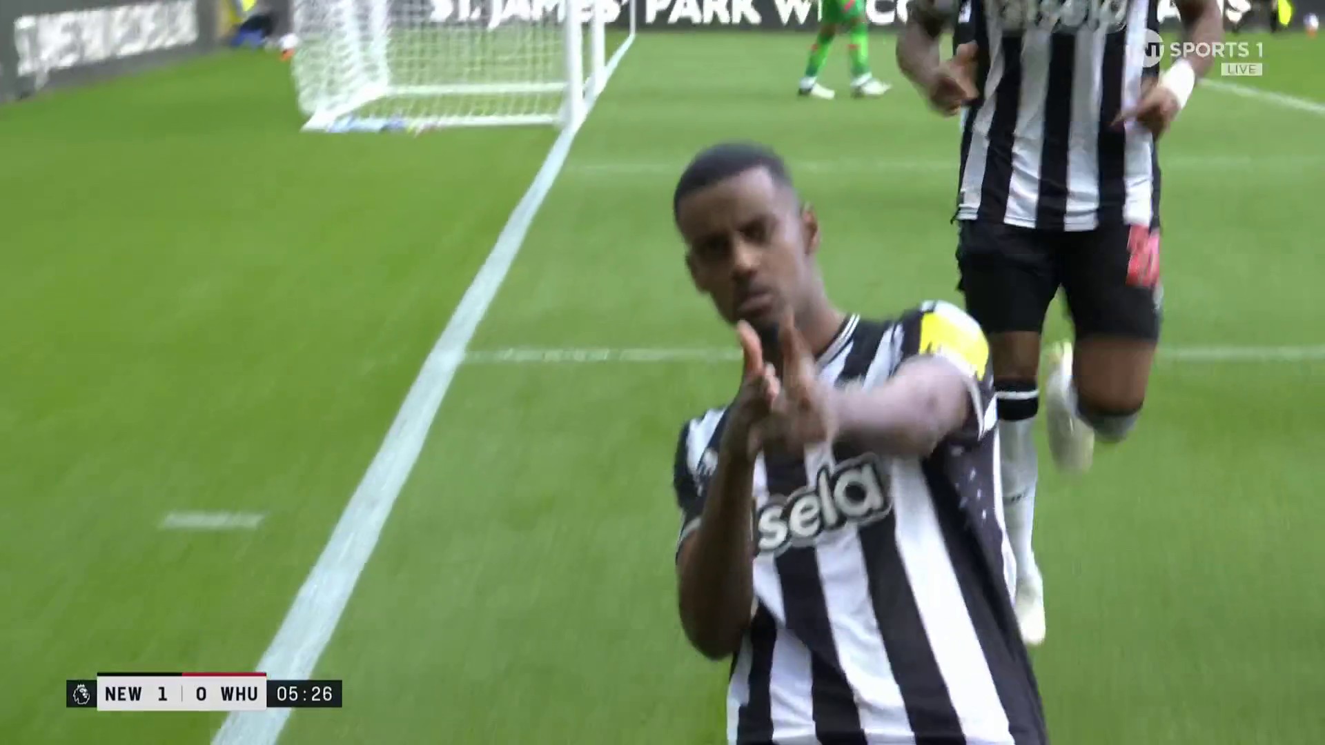 Isak’s penalty gives Newcastle lead v. West Ham