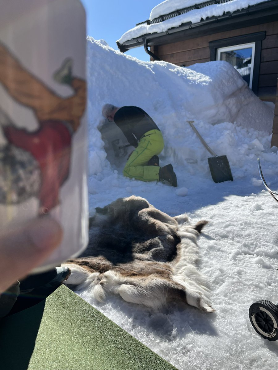 Herr ordförande gräver en igloo åt mina barn och jag tittar på med solen i ögonen och en öl i handen. Hoppas att ni njuter av tillvaron folks. Glad påsk!