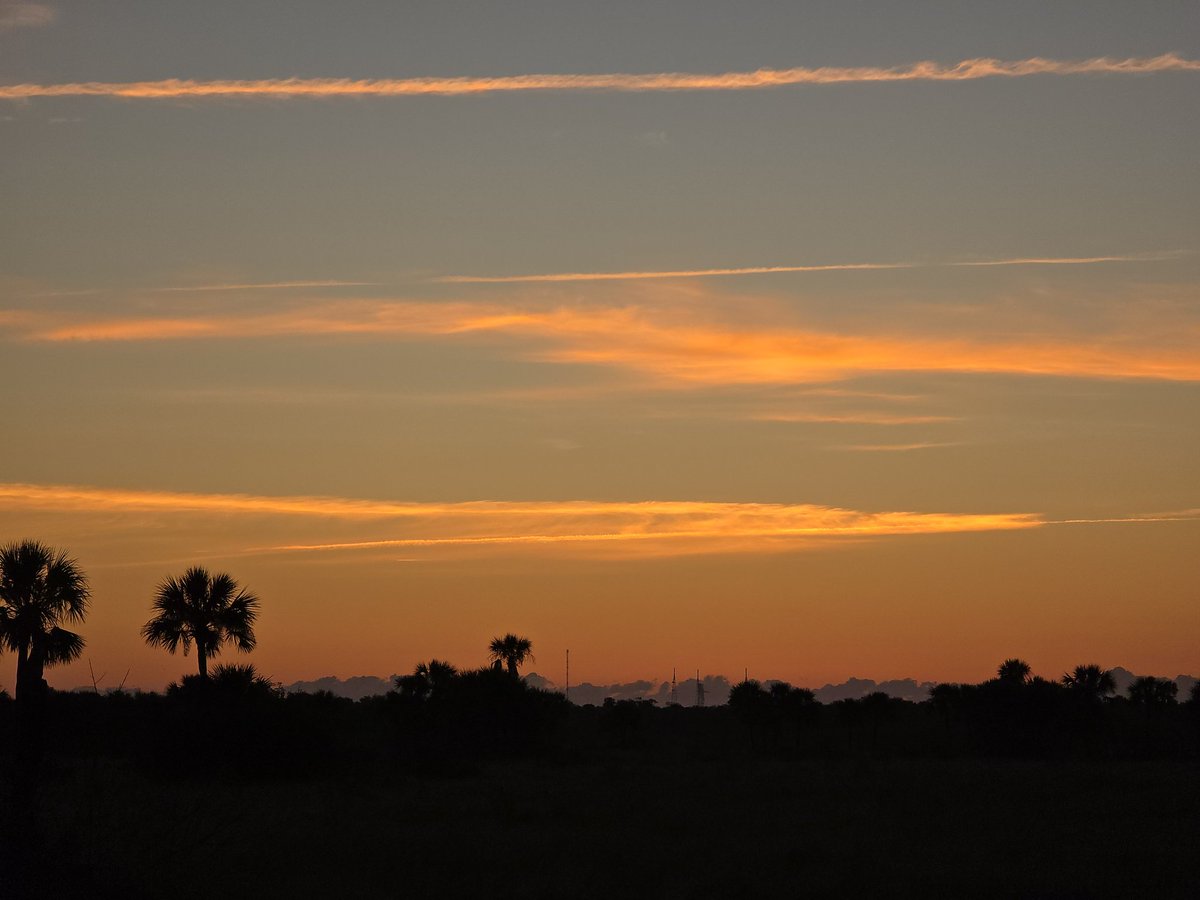 SpaceCoastSkies's tweet photo. Saturday earned its stripes #sunrise #blessed #HolyWeek #flwx #SpaceCoastSkies #StormHour #crepuscularrays #SLC39 #MINWR #MerritIslandNationalWildlifeRefuge https://t.co/kbPXNoZ1IO