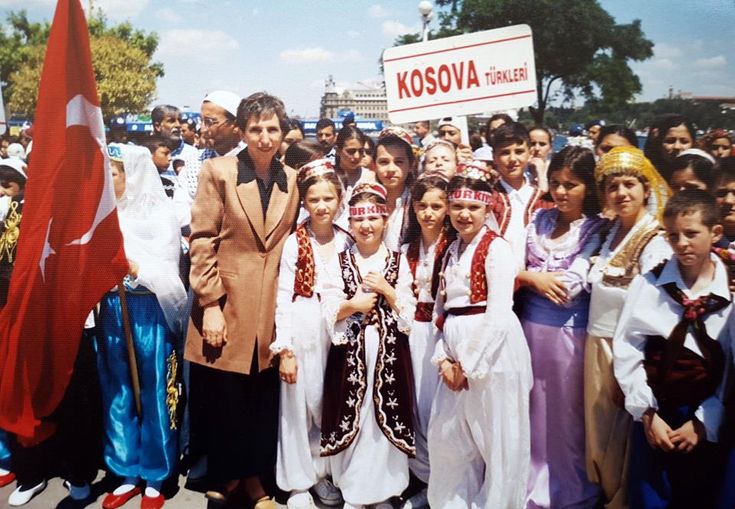 Kuzey Mitroviça Belediyesi bugünkü meclis oturumunda, Kosova Demokratik Türk Partisi Milletvekili Enis Kervan'ın talebine olumlu cevap verdi. K. Mitroviça Belediyesi'nde "Türkçe'nin resmi dil" olarak kabul edilmesi, meclis tarafından oy çoğunluğuyla kabul edildi.