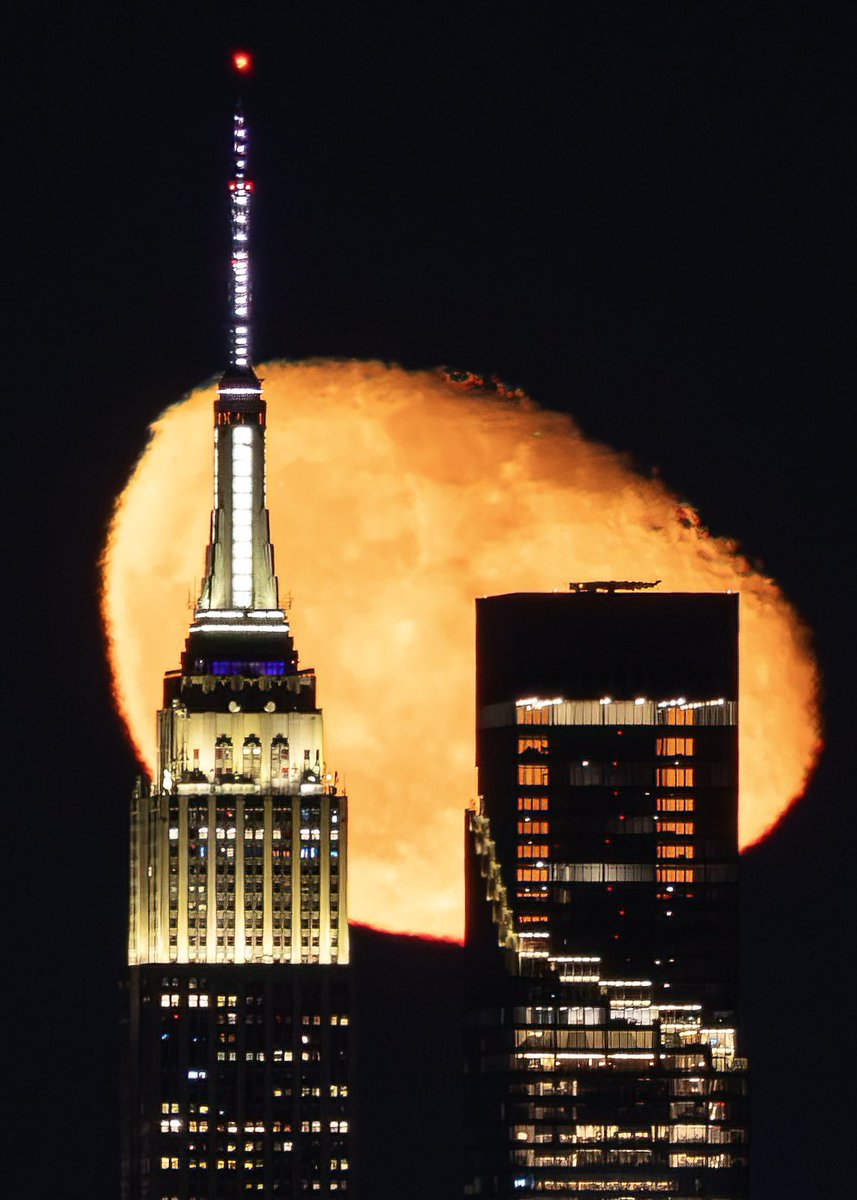 DanTVusa's tweet image. Photographing the Moonrise 11 miles away from the City in New Jersey with a 600mm zoom lens.
This #LensCompression technique makes the moon appear bigger than it is.
The perfect line up with midtown #Manhattan #NYC