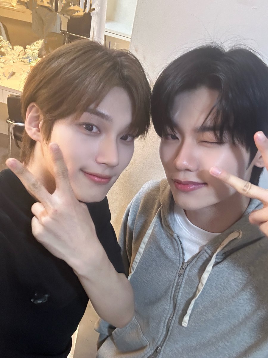 냥 tweet media