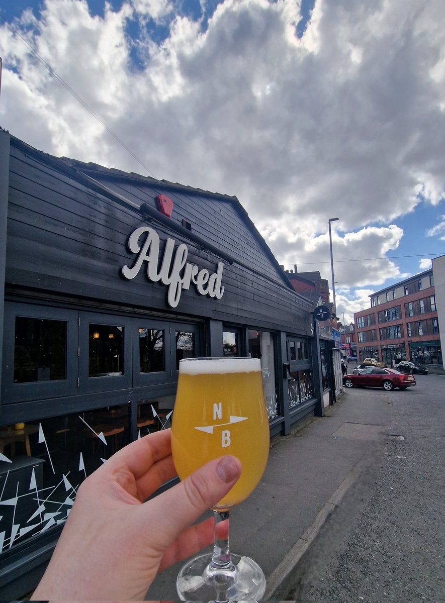 Here's to the bank holiday weekend!🍻
 Wishing everyone an unforgettable time ahead☀️🌤
Swing by Alfred Bar for a drink or two and make it even more memorable!🥳
#bankholidaymadness