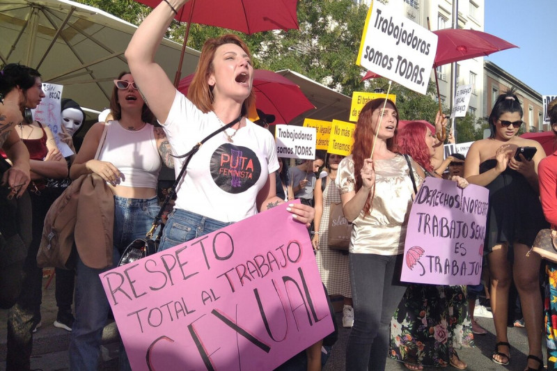 Escribo sobre proyecto de "abolición" de la prostitución que ignora  las condiciones de vida de las mujeres reales desplazando su actividad hacia lugares menos visibles, lo que aumenta el riesgo de violencia y  abuso. En @ctxt_es.

ctxt.es/es/20240301/Fi…