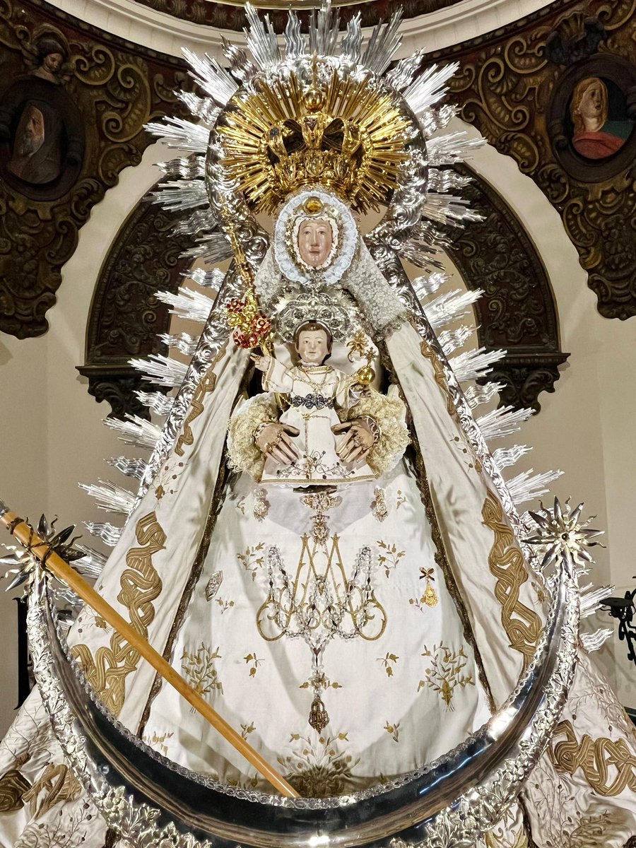 Nuestra Señora del Valle luce preparada para la celebración de la Pascua de Resurrección.Para la ocasión viste traje de raso de seda bordado en oro. Porta el rostrillo de topacio y toca de mantilla con encaje de plata. La Virgen recobra una estampa de los años 70.