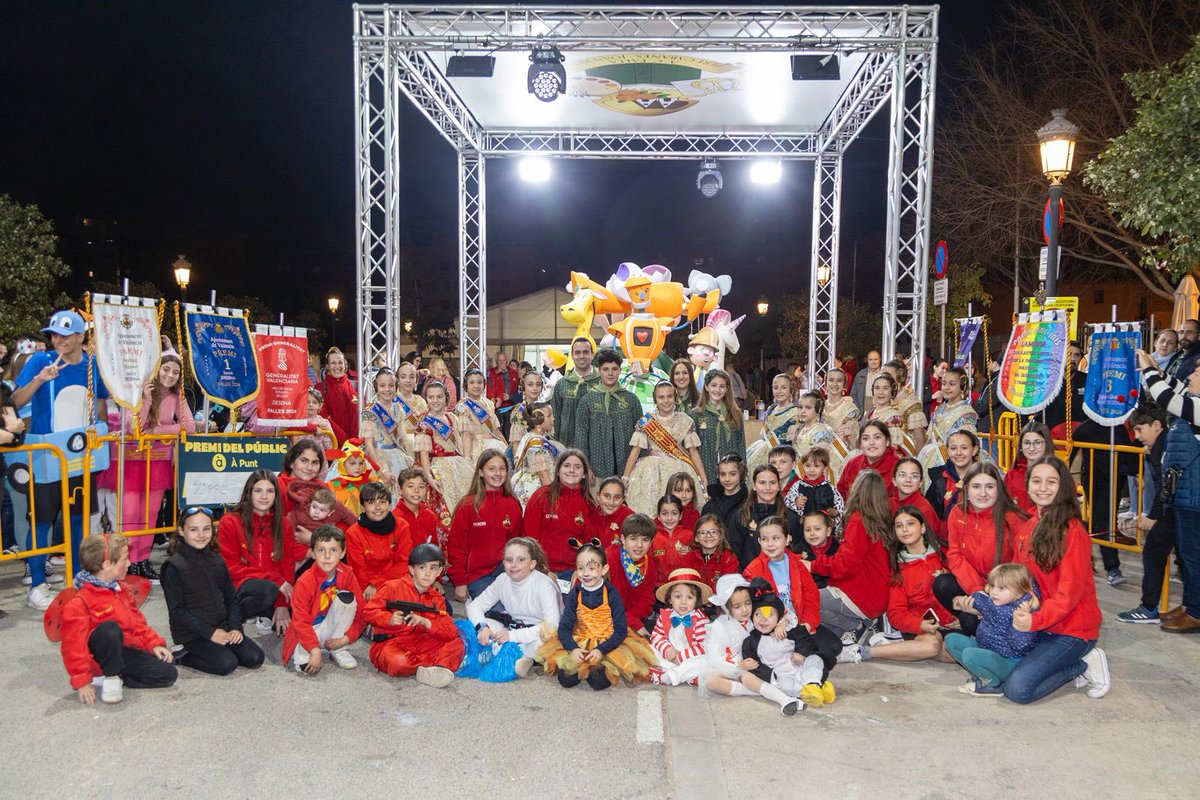 Falla374's tweet image. Marina, Fallera Mayor Infantil de Valencia 2024, y su Corte de Honor, visitaron este 17 de marzo nuestra falla infantil, para conocer en persona la fallita que tantas ilusiones nos ha dado, obra de Santi Muñoz, y disfrutar también de un ratito distendido con nuestra comisión😍