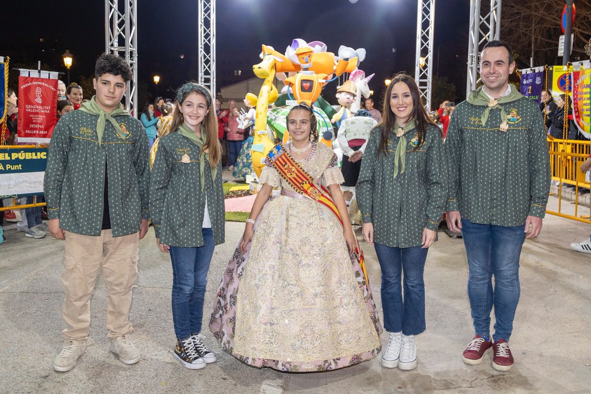 Falla374's tweet image. Marina, Fallera Mayor Infantil de Valencia 2024, y su Corte de Honor, visitaron este 17 de marzo nuestra falla infantil, para conocer en persona la fallita que tantas ilusiones nos ha dado, obra de Santi Muñoz, y disfrutar también de un ratito distendido con nuestra comisión😍