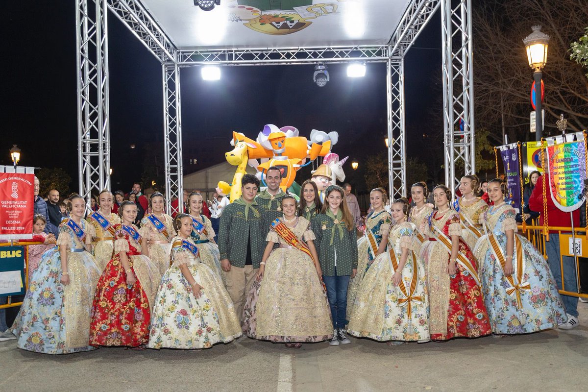 Falla374's tweet image. Marina, Fallera Mayor Infantil de Valencia 2024, y su Corte de Honor, visitaron este 17 de marzo nuestra falla infantil, para conocer en persona la fallita que tantas ilusiones nos ha dado, obra de Santi Muñoz, y disfrutar también de un ratito distendido con nuestra comisión😍