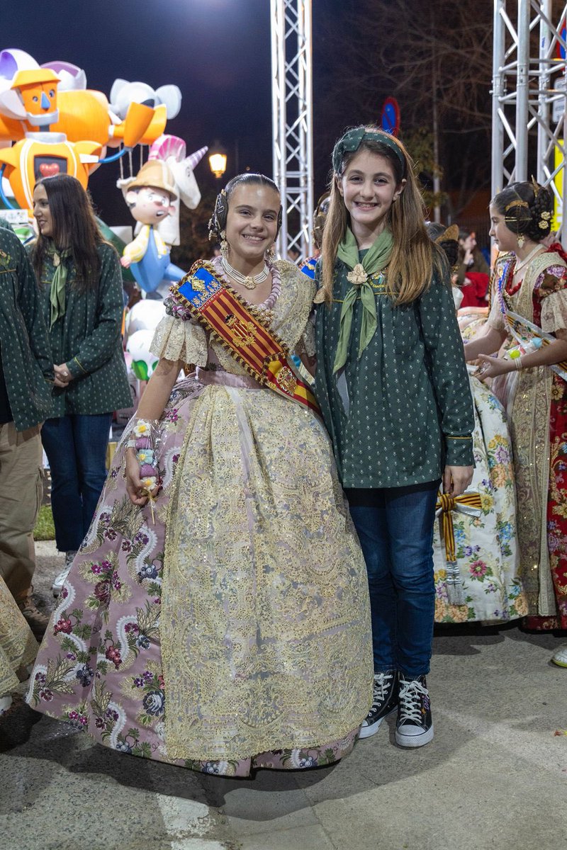 Falla374's tweet image. Marina, Fallera Mayor Infantil de Valencia 2024, y su Corte de Honor, visitaron este 17 de marzo nuestra falla infantil, para conocer en persona la fallita que tantas ilusiones nos ha dado, obra de Santi Muñoz, y disfrutar también de un ratito distendido con nuestra comisión😍