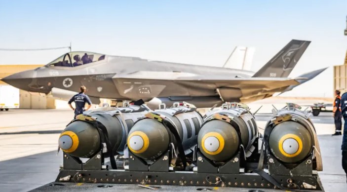 PBIcanada's tweet photo. The Washington Post reports that the U.S. has authorized the transfer of 2,300 more bombs and 25 new fighter-bombers to Israel. The Royal Bank of Canada (RBC) holds $1.7 billion of shares in the companies that produce these weapons. More at: https://t.co/QHkTIOxIhb #ArmsEmbargo https://t.co/YdxfHZUPxg