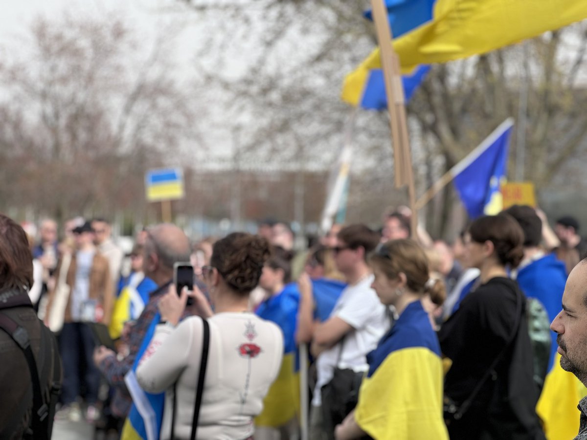 Schlusskundgebung vor dem Kanzleramt: „vergesst die Ukraine nicht“ #vitsche #ArmUkraineNow