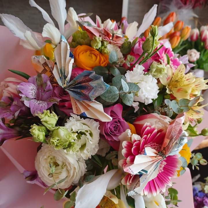 Buon pranzo Bouque di fiori con farfalline di €uro🙂 18 bellissimi anni....Auguroni 🥳🥳🥳🎂💐 #flowershop #cannigione #sardegna