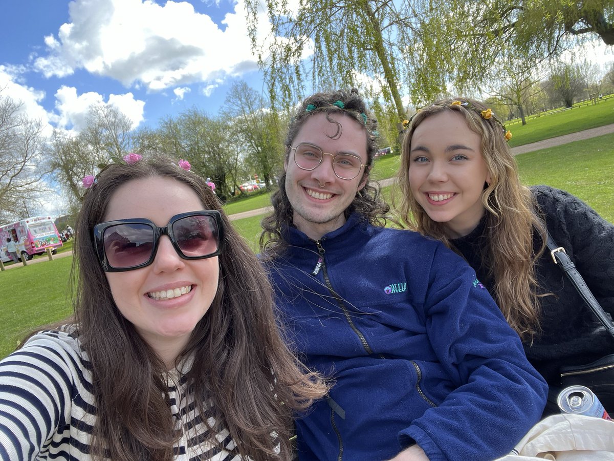 Arrived in Stratford and buzzing to see @realmatbaynton in A Midsummer Night’s Dream! 😄🌸🫏