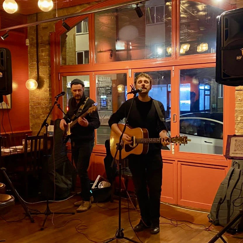 Don’t miss the Forty Fives back with us tonight from 8-10pm, singing all your favourite covers 🎶🎶

#livemusic #thefortyfives #musicnights #easterweekend #bankholidayweekend #saturdaysessions #musicmadness #teddington #highstreet #london