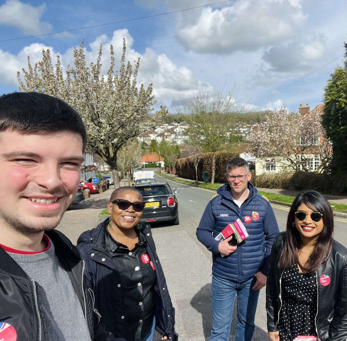 Good to be out today in Croydon South for the opening of @BenJLTaylor’s campaign centre. Great to see the support out here in Coulsdon for @UKLabour! 🌹