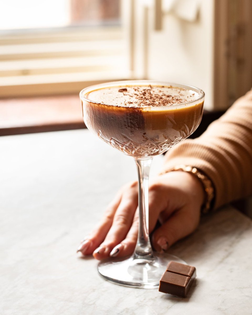 Indulge in decadence this weekend 🍫 ✨ Our Chocolate Martini serves up for the perfect weekend treat at The MET Bar 💫 #Weekend #ChocolateMartini #TheMET #Cocktails #TheVQ