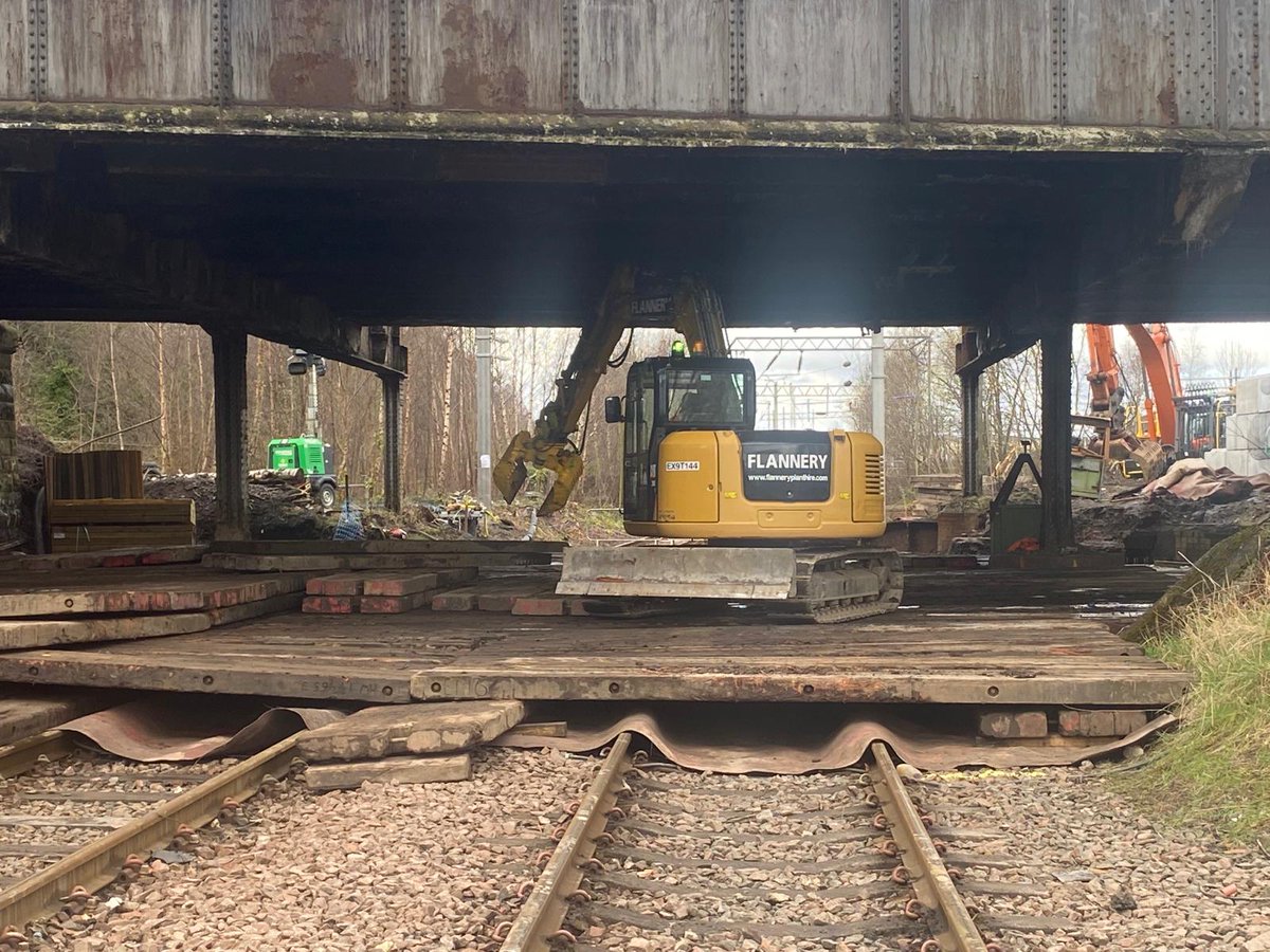 👀 Work is well underway at Shields Road in Glasgow where we’re demolishing the old worn-out road bridge this weekend.

First things first – protect the track underneath before the bridge comes down… #EasterRailWorks @GlasgowCC