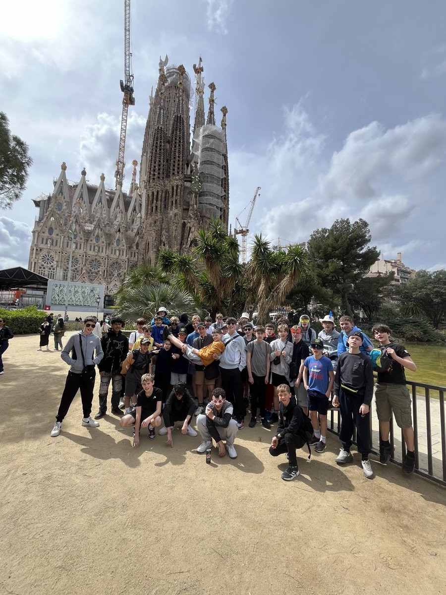 Had our lunch stop and now off to Park Guell to explore some more of Gaudi’s architecture and views over Barcelona 🍎🍔🥪🍟🌯🥙🧃🥤
