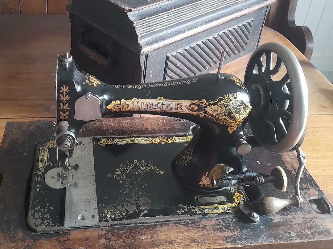 Vintage Singer sewing machine looking for a new home.
Showing its age but still working!
Please message me if you'd like more info 🙂
#vintagesingersewingmachine #sewing