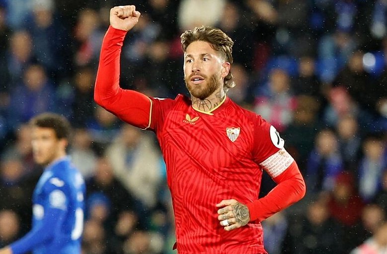 Volvió al equipo que le dió su carrera rechazando ofertas multimillonarias de Arabia.

Lleva 7 goles siendo central en un Sevilla que está peleando por el descenso, pero el seleccionador prefiere convocar a Laporte que juega en Arabia o Cubarsí.

España necesita a Sergio Ramos.