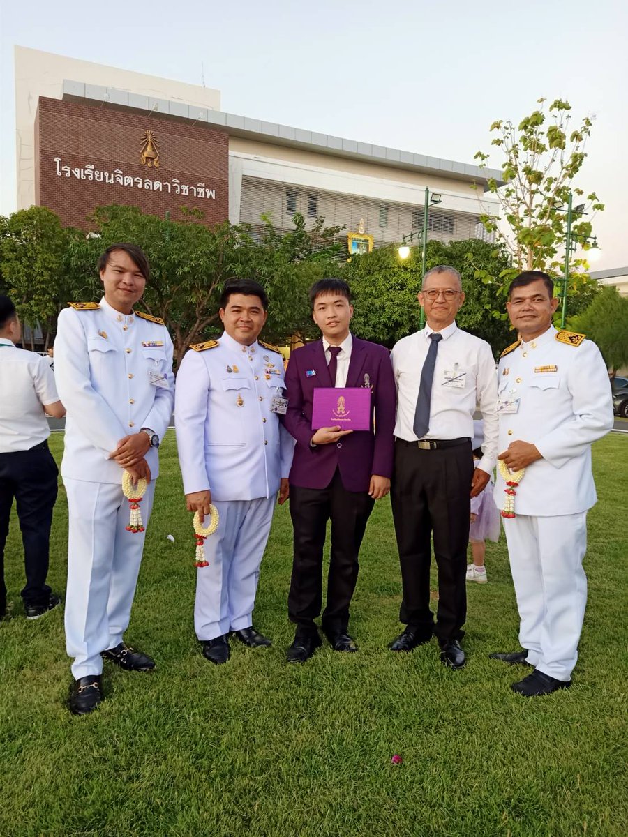 KluiBooMmer's tweet photo. อยู่มา 5 ปี จบจากนี่ ไปลำบากอีกที่นึง https://t.co/bQuzImE70h