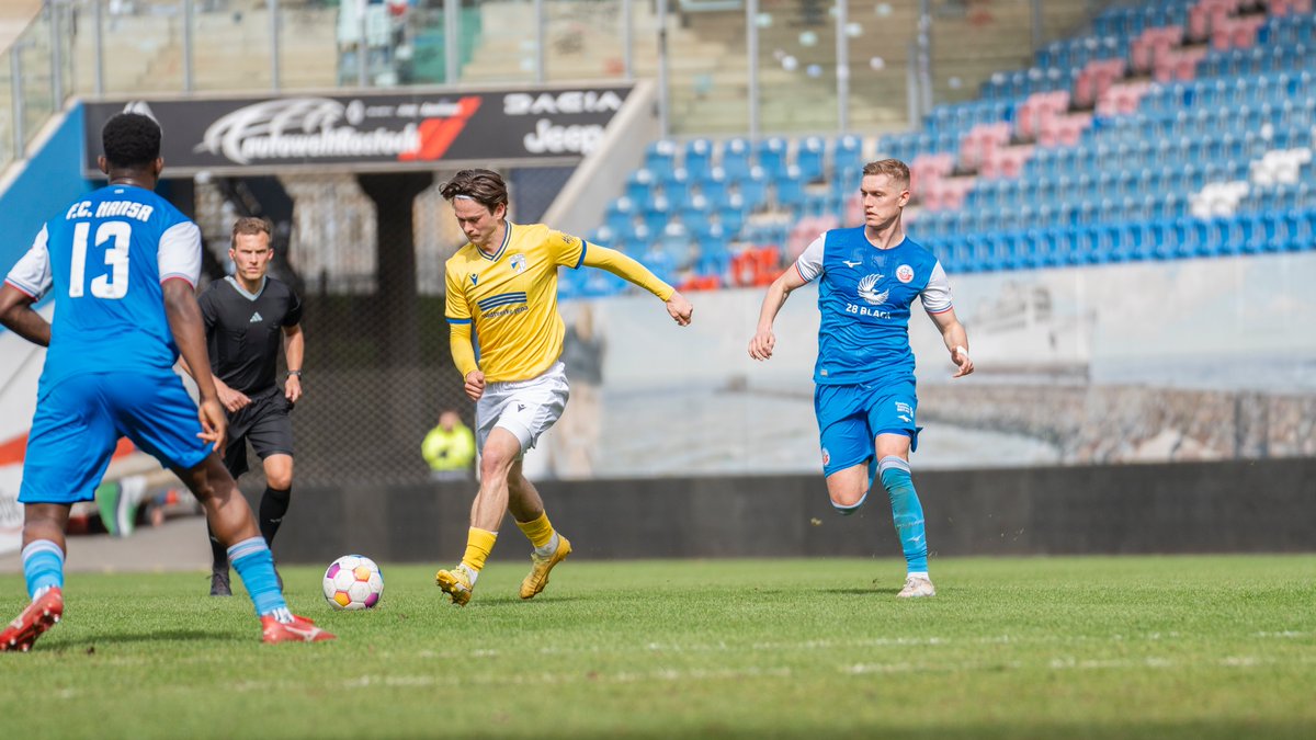 fccarlzeissjena's tweet photo. 63'
Löder schließt, nach einigem Ping-Pong vorm 16er der Kogge, einfach mal ab. Den Schuss kann aber der Torhüter parieren.
0:1 #FCHFCC https://t.co/ZtqzfoZY31