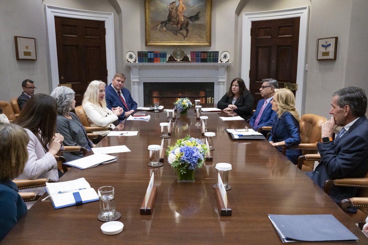 As part of the Biden Cancer Moonshot, @FLOTUS convened health insurance executives at the White House this week to discuss ways they are expanding access to navigation services to help guide patients and their families through cancer care.