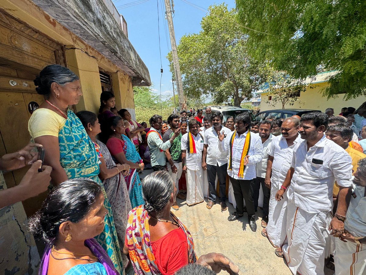 விருதுநகர் தொகுதி தேமுதிக வேட்பாளர் வி.விஜய பிரபாகரன், தனது தந்தையும், மறைந்த தேமுதிக நிறுவனத் தலைவருமான கேப்டன் விஜயகாந்தின் பூர்வீக ஊரான ராமானுஜபுரத்திற்கு சென்று, அங்குள்ள மக்களவை சந்தித்து வாழ்த்து பெற்று, வாக்கு சேகரித்தார். #VijayaPrabhakaran #DMDK #Virudhunagar #AIADMK