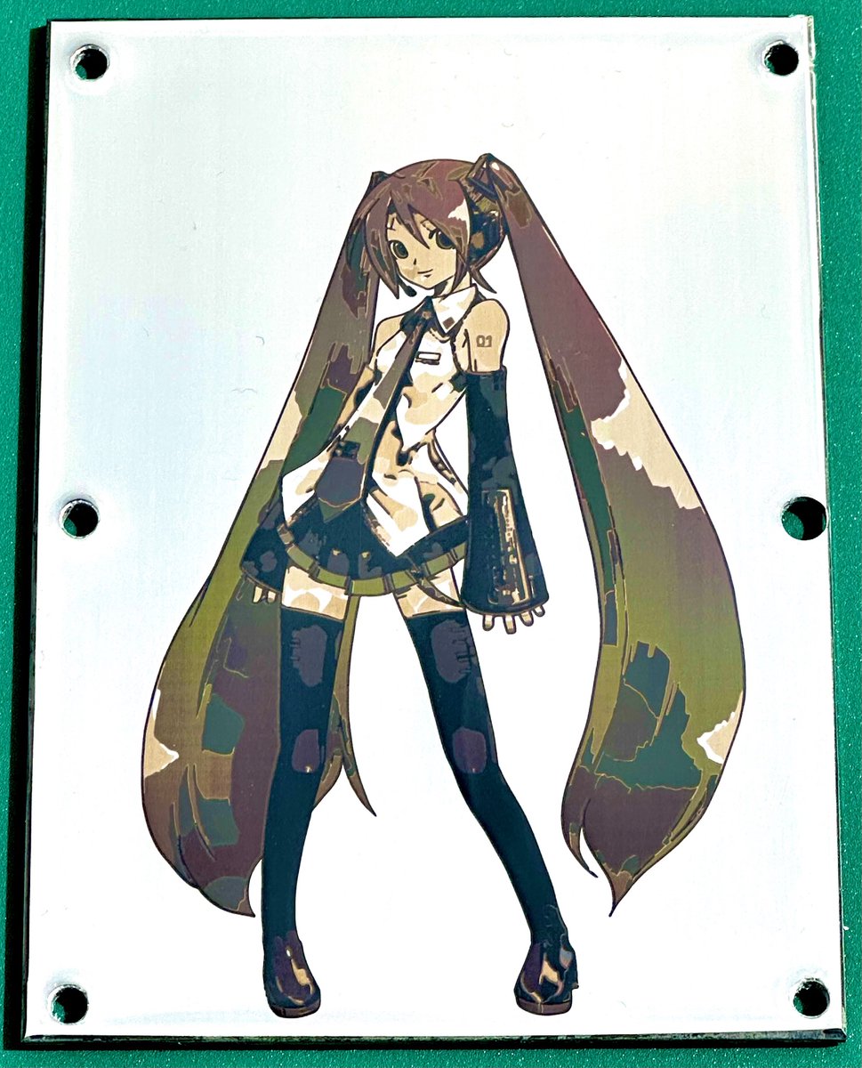 masatomo_sys's tweet photo. To commemorate my graduation from university, I applied laser color marking to a SUS304 plate. No coloring agent was used, and the color was produced only by the interference of light due to the thickness of the oxide film.

#遊戯王 #初音ミク
#BMG #Miku https://t.co/S74ymOHWZZ